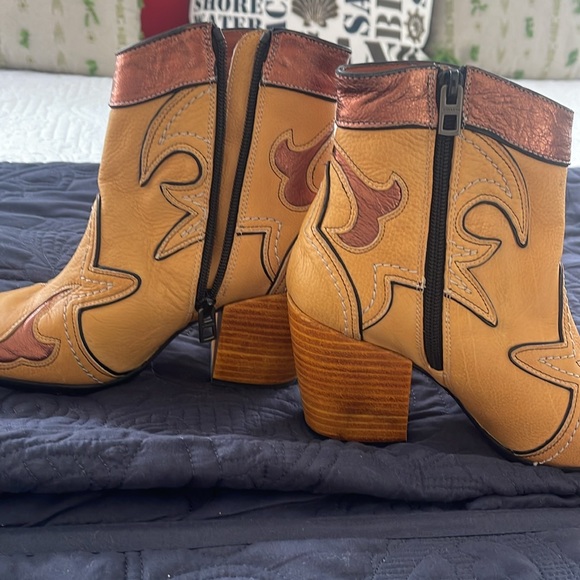 COACH Western Bootie Burnish Marigold Bronze Leather Boots Wmn’s Sz 5 *EUC* - Picture 4 of 5